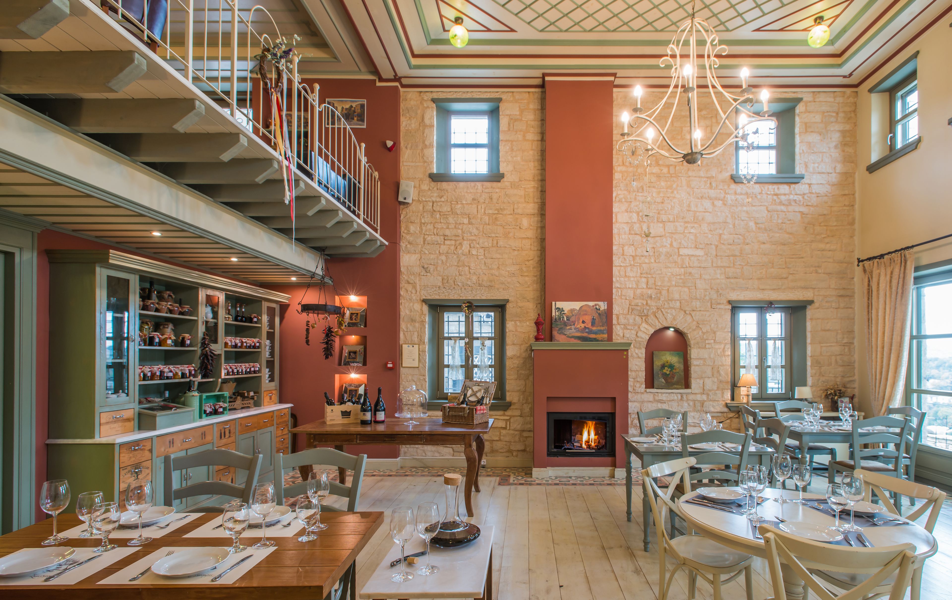 Serveert ontbijt, lunch en diner