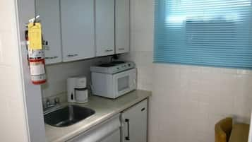 Standard Room, 1 Queen Bed | Private kitchenette | Fridge, microwave, coffee/tea maker