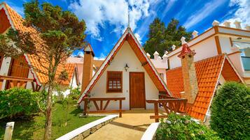 Minibar, Verdunkelungsvorhänge, Bettwäsche