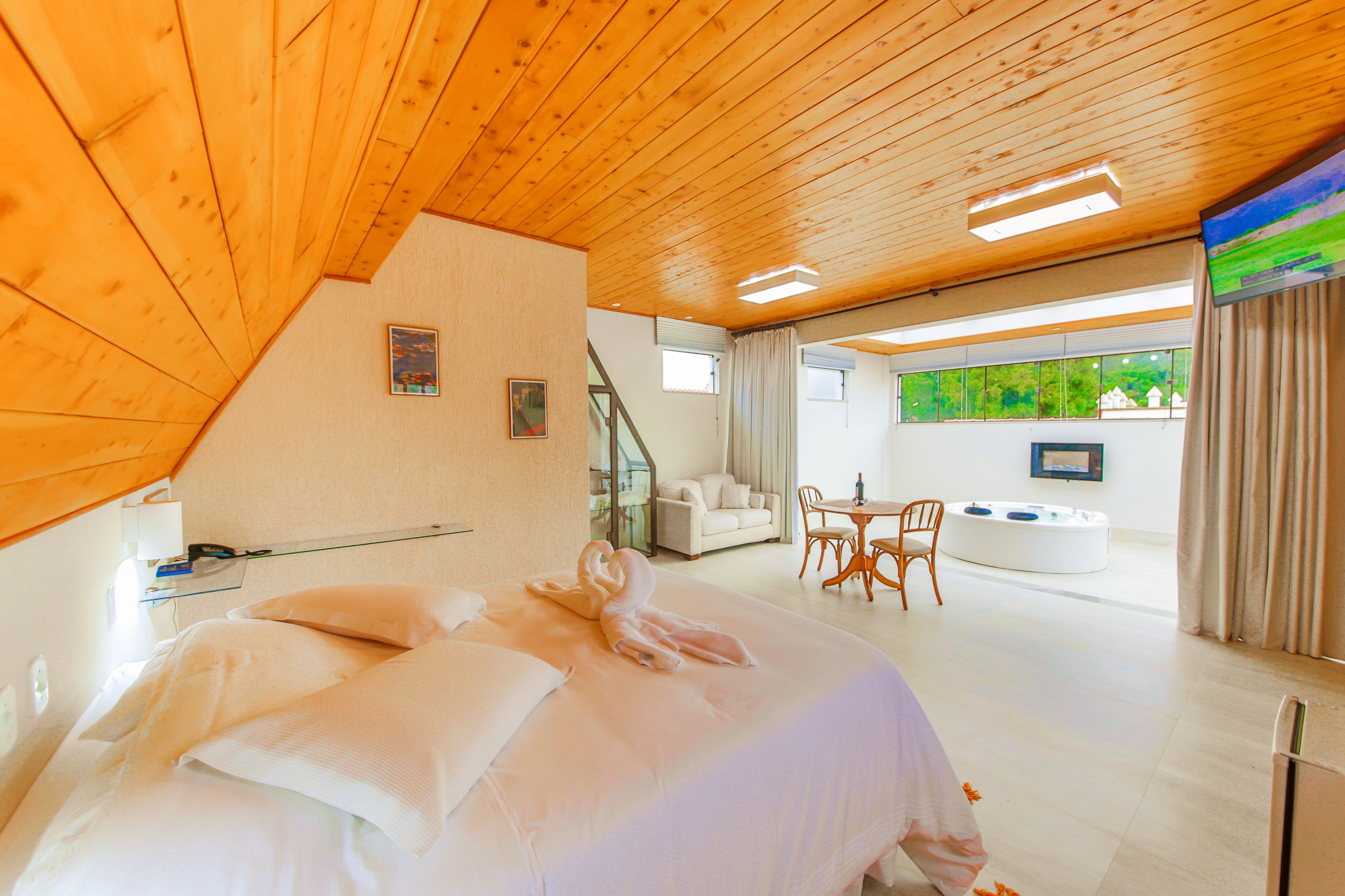 Minibar, cortinas blackout y ropa de cama 