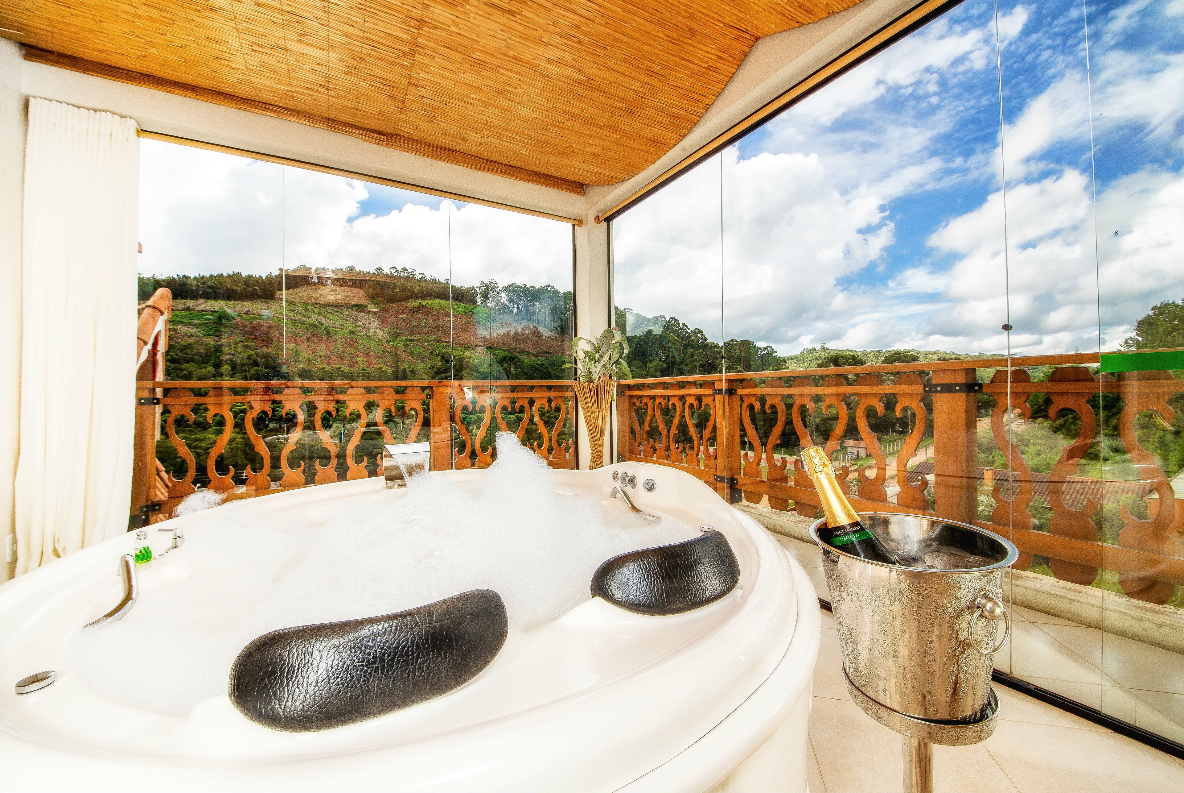 SUITE DUPLEX COM HIDROMASSAGEM (FEITA PARA AMAR E SONHAR) | Jetted tub