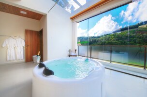 CHALÉ DUPLEX PRIME COM HIDROMASSAGEM E TETO DE VIDRO | Jetted tub