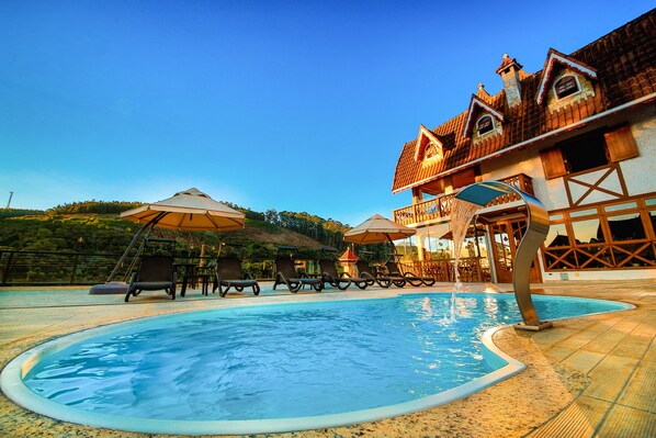 Outdoor pool, pool loungers