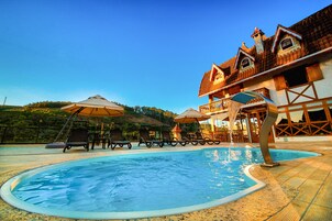 Piscina externa, espreguiçadeiras