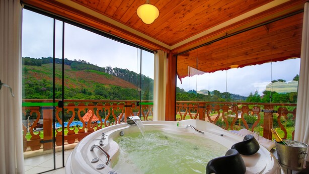 Un jacuzzi con vistas a un paisaje verde.