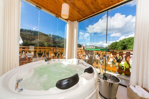 Kahden hengen huone, poreamme (Chale Duplex Prime) | Kylpyhuone | Suihku, ilmaiset hygieniatuotteet, pyyhkeet