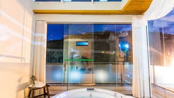 Minibar, cortinas blackout y ropa de cama