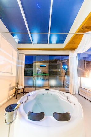 Rom | Minibar, blendingsgardiner og sengetøy