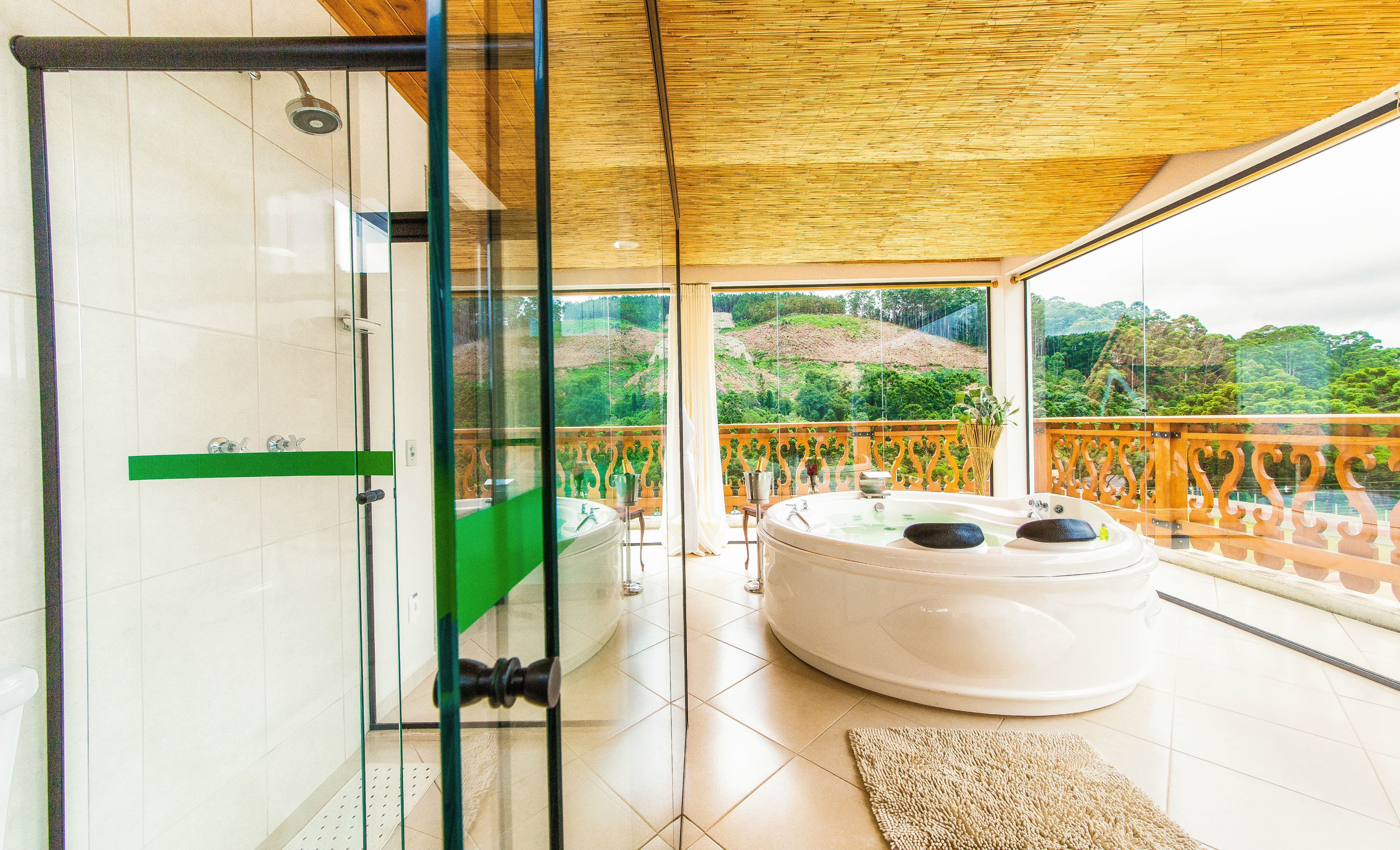 Jetted bathtub