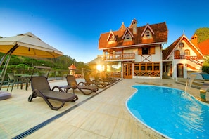 Utendørsbasseng og solsenger