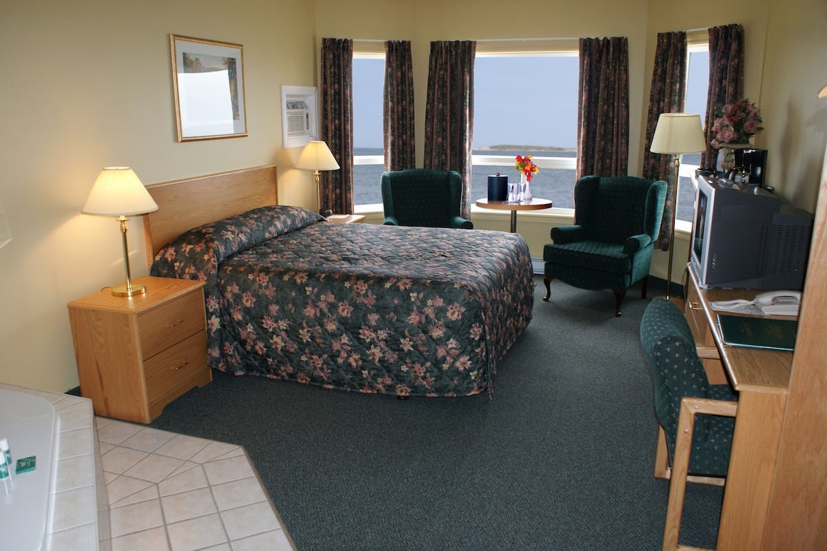 Standard Room, Ocean View | Premium bedding, pillow-top beds, iron/ironing board, free WiFi