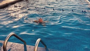 A swimming pool with a view of the sea. - Shallow Bay Motel & Cabins (Cow Head)