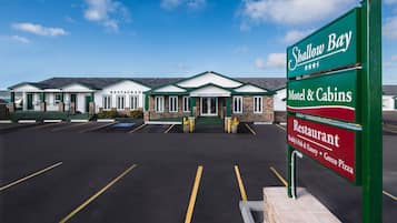Experience a traditional stay at Shallow Bay, featuring a motel and cabins, a restaurant, and a pub and eatery.