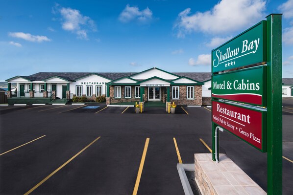 Un motel con restaurante y bar.