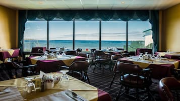 Breakfast, lunch, dinner served; seafood, ocean views