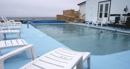 Shallow Bay Motel & Cabins