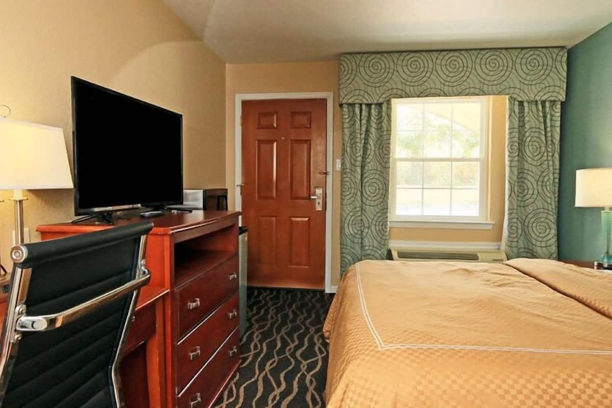 Desk, iron/ironing board, WiFi (free), bed sheets
