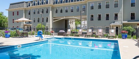 Outdoor pool, pool umbrellas, sun loungers