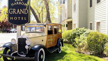 En klassisk bil parkeret foran et hotel med skilt, der står 'Bar Harbor Grand Hotel'.