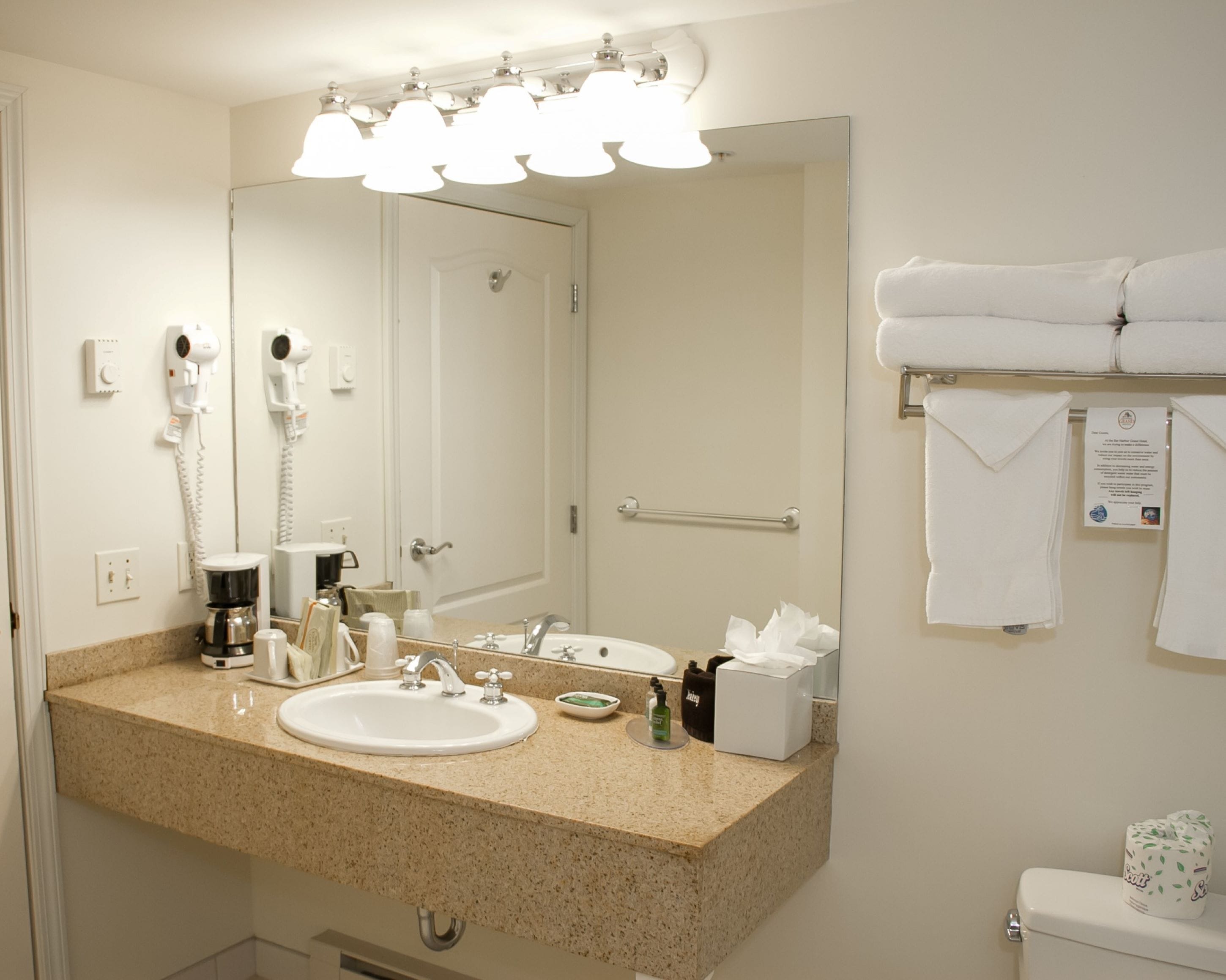 deluxe room, 1 king bed, stair access only | bathroom | combined shower/bathtub, free toiletries, hair dryer, towels