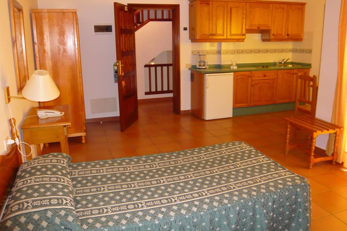 Studio | Living area | Flat-screen TV