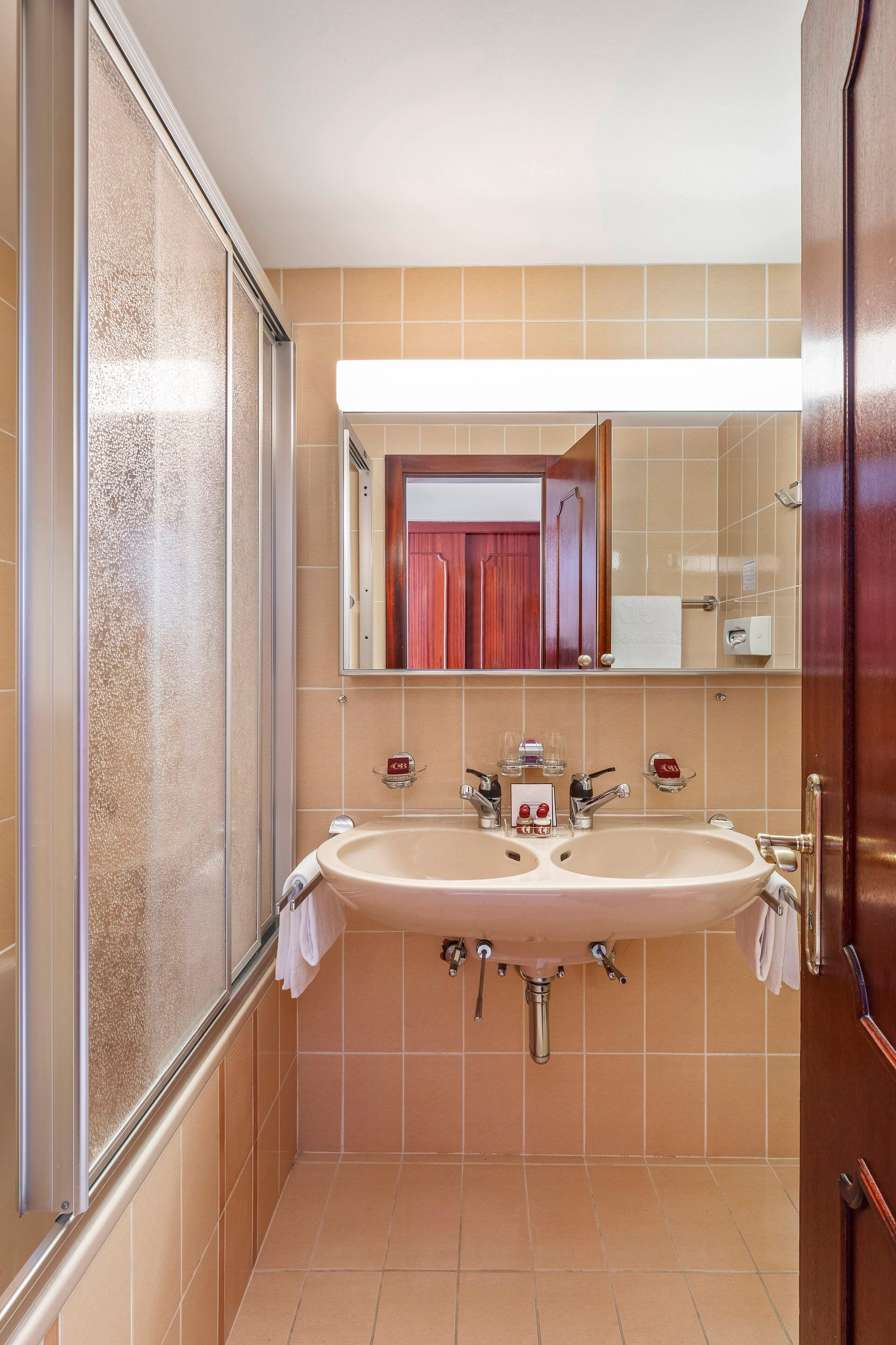 economy double room, air condition | bathroom | hair dryer, bathrobes, slippers, towels