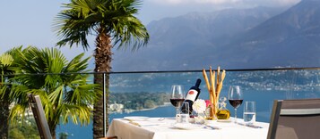 Se sirven desayunos y cocina internacional (con mesas al aire libre) 