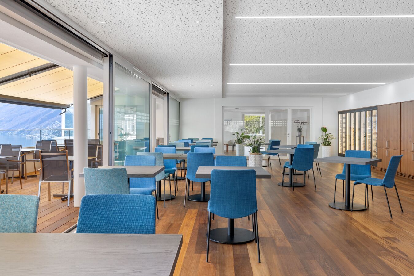 breakfast, lunch served; international cuisine, al fresco dining