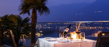 Se sirven desayunos y cocina internacional (con mesas al aire libre) 