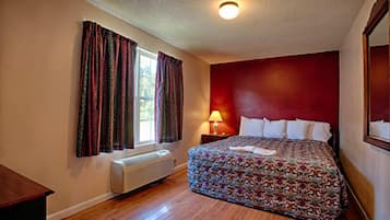 Escritorio, tabla de planchar con plancha, wifi gratis y ropa de cama