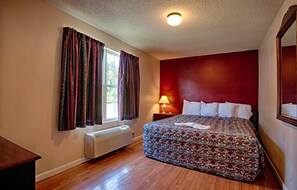 Desk, iron/ironing board, free WiFi, bed sheets - Economy Motel Inn & Suites (Somers Point)