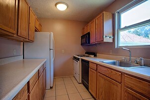 Refrigerador, microondas, cafetera/tetera