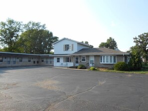 Exterior - Budget Inn Long Praire (Long Prairie)