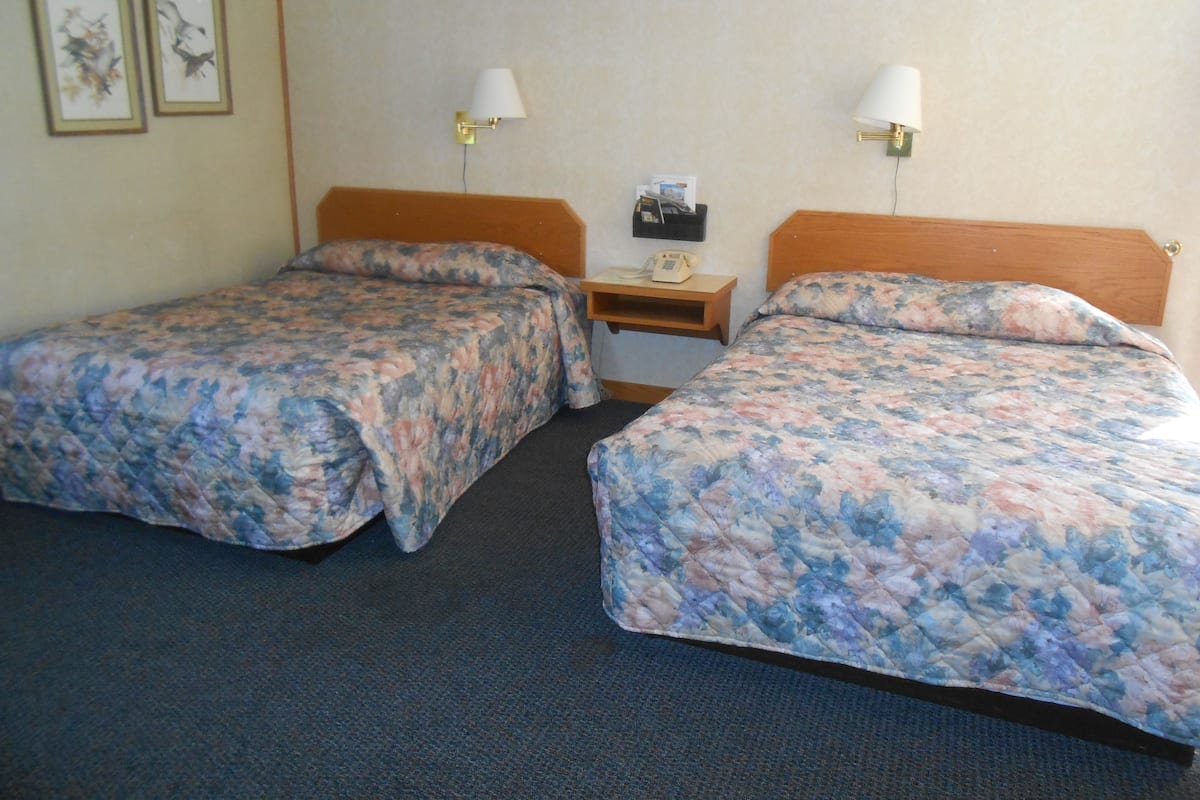 Schreibtisch, schallisolierte Zimmer, Bügeleisen/Bügelbrett
