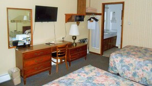 Desk, soundproofing, iron/ironing board, free WiFi - Budget Inn Long Praire (Long Prairie)