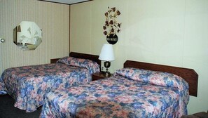 Desk, soundproofing, iron/ironing board, free WiFi - Budget Inn Long Praire (Long Prairie)