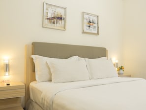 Ropa de cama de alta calidad y caja de seguridad en la habitación