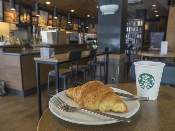 Desayuno a la carta todos los días (con cargo)