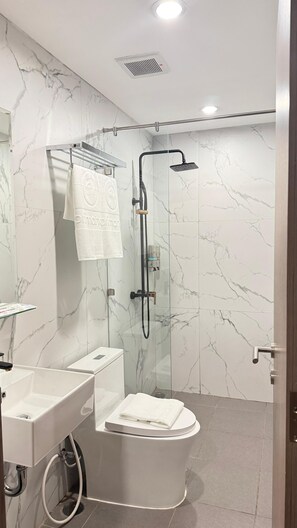 Deluxe Room | Bathroom | Shower, hair dryer, slippers, towels
