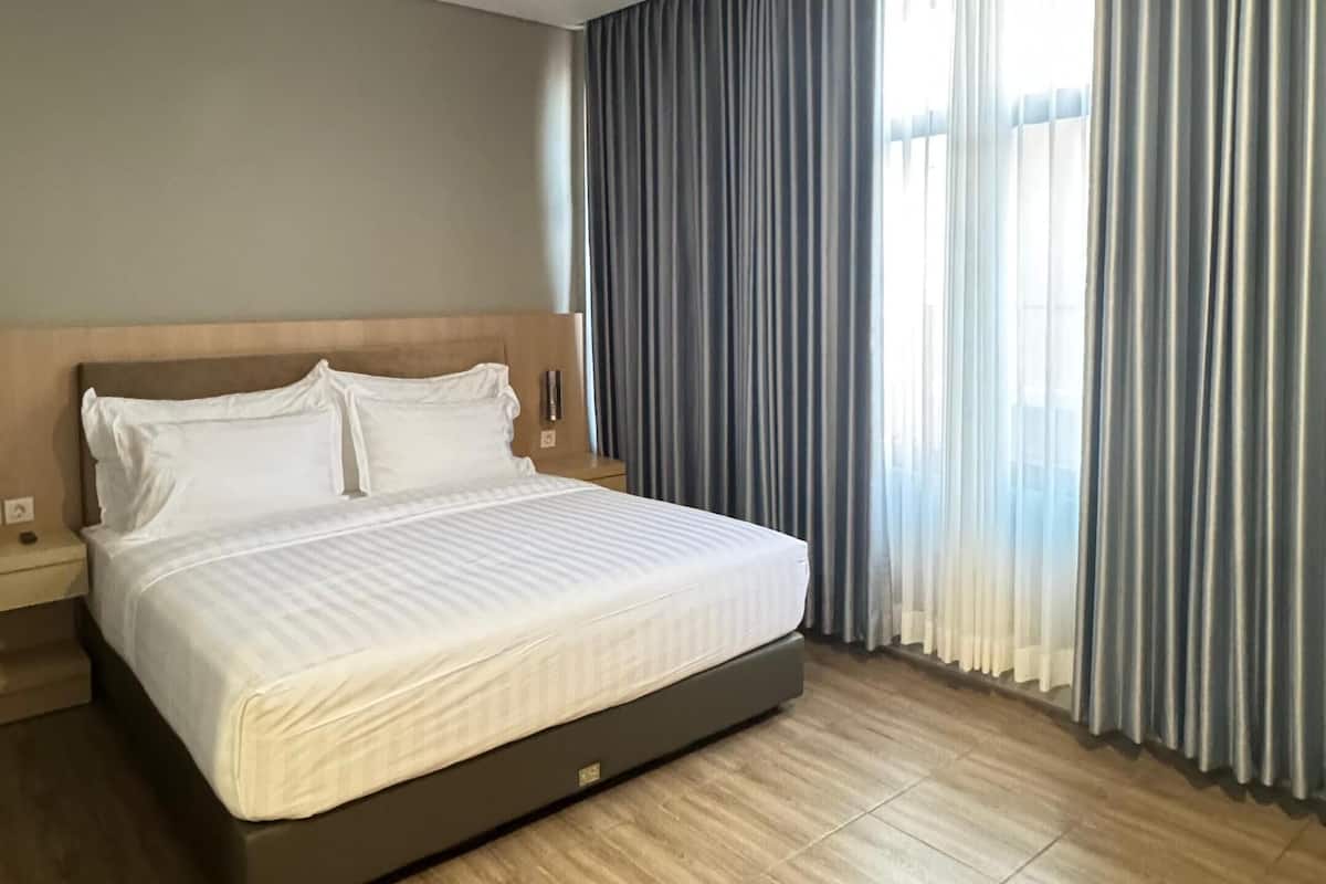 deluxe room | in-room safe, desk, soundproofing, free wifi