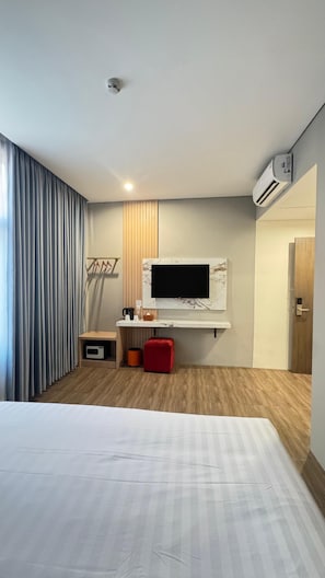 Deluxe Room | Television