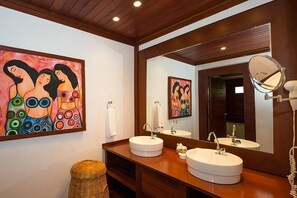 A bathroom with two sinks, a large mirror, and a painting on the wall. - Sombra e Água Fresca Resort (Tibau do Sul)