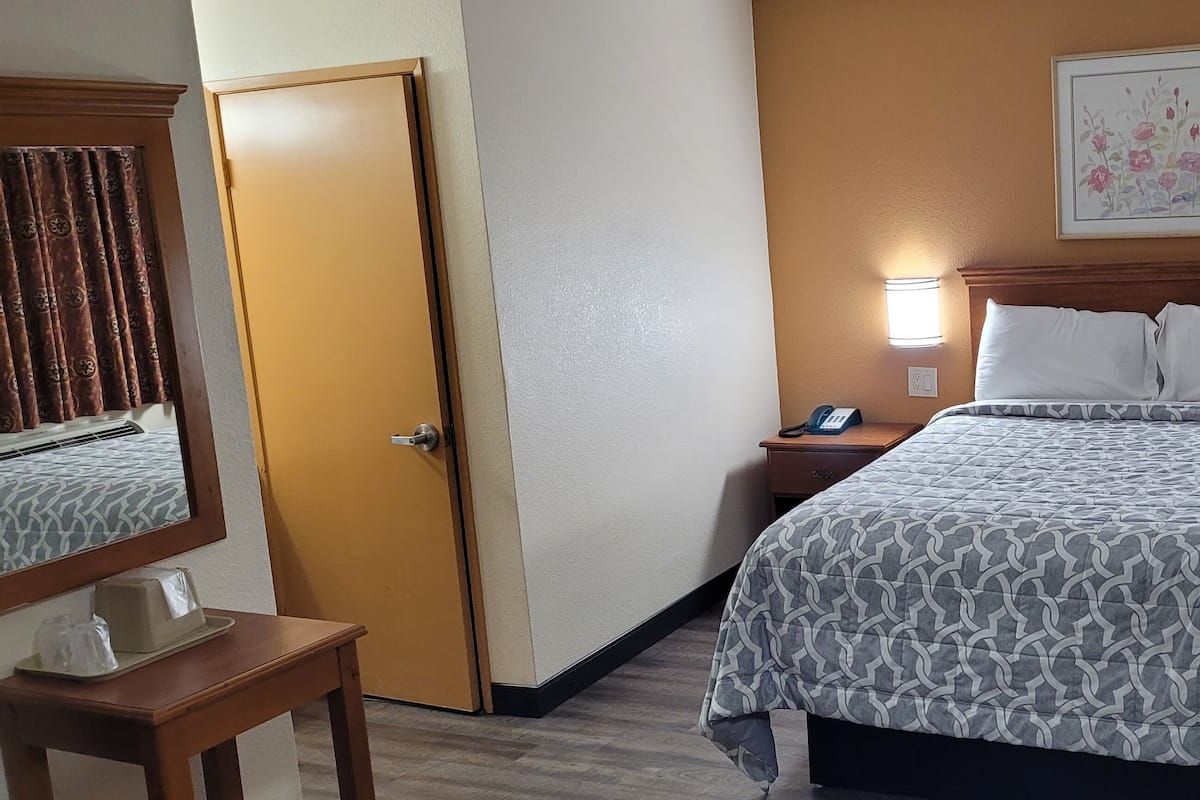 Escritorio, wifi gratis, ropa de cama y acceso para silla de ruedas