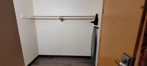 Deluxe Room (Non-Smoking) | Desk, free WiFi, bed sheets, wheelchair access - Harvey's Motel SDSU La Mesa San Diego (San Diego)