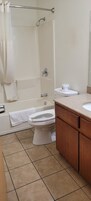 Quarto standard, 1 cama Queen (Smoking) | Banheiro | Chuveiro/banheira combinados, produtos de toalete grátis