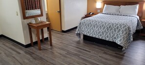 Deluxe Room (Non-Smoking) | Desk, free WiFi, bed sheets, wheelchair access - Harvey's Motel SDSU La Mesa San Diego (San Diego)