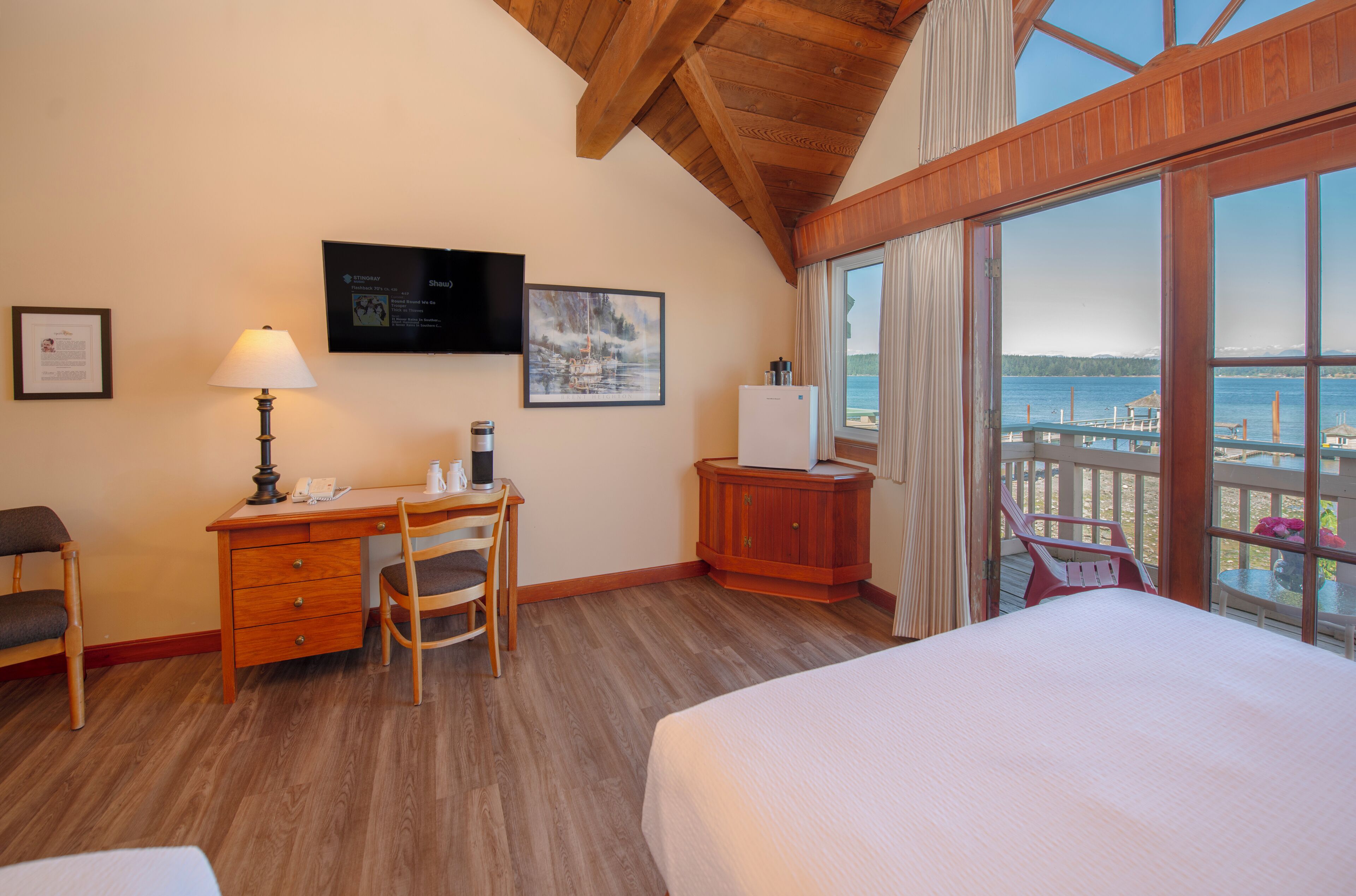 Muebles diferentes, escritorio y espacio para trabajar con laptop 