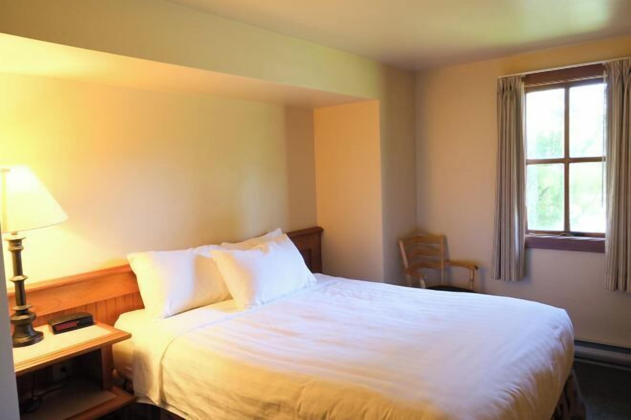 特色家居、办公桌、笔记本电脑工作区、熨斗/熨衣板