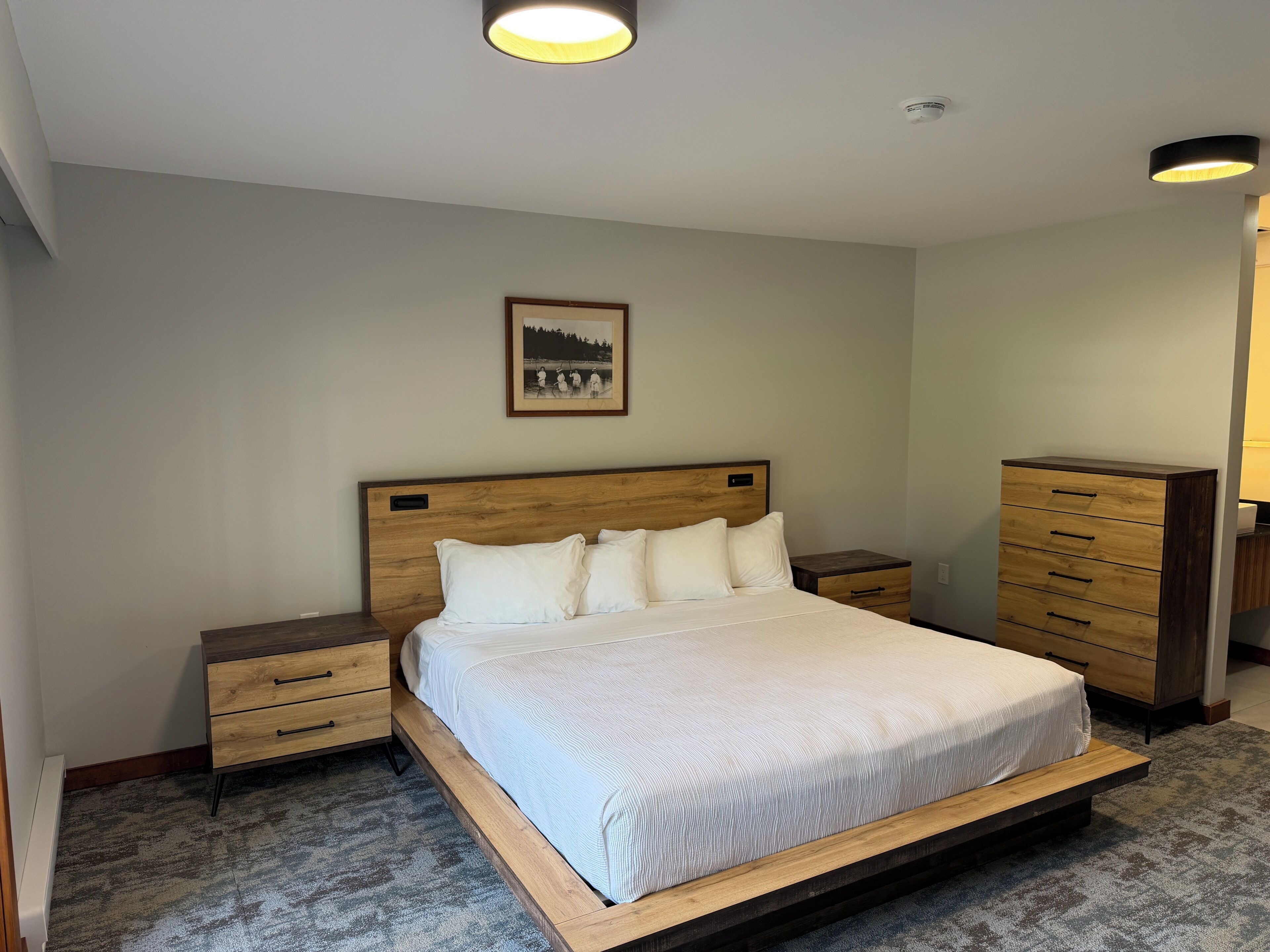 Standard-huone, 1 suuri parisänky, keittotila, näköala puutarhaan | Yksilöllisesti kalustettu, työpöytä