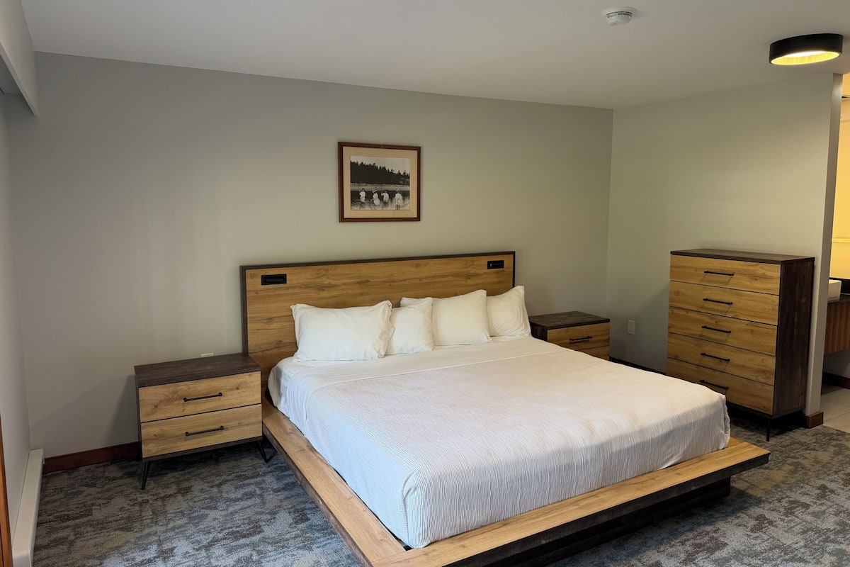 Standard-huone, 1 suuri parisänky, keittotila, näköala puutarhaan | Yksilöllisesti kalustettu, työpöytä